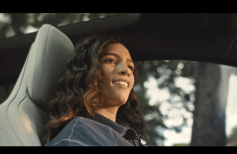 Volvo lança EX30 no Brasil com Rayssa Leal em campanha que mistura imaginação, tecnologia e segurança para a nova geração de motoristas.