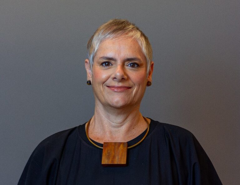 Fenapro empossa nova diretoria para 2026-2027 e elege Ana Celina Bueno como primeira mulher presidente da entidade.