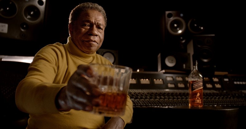 Johnnie Walker reverencia Paulinho da Costa, percussionista que mudou o ritmo da música mundial e ainda é desconhecido pelo grande público brasileiro