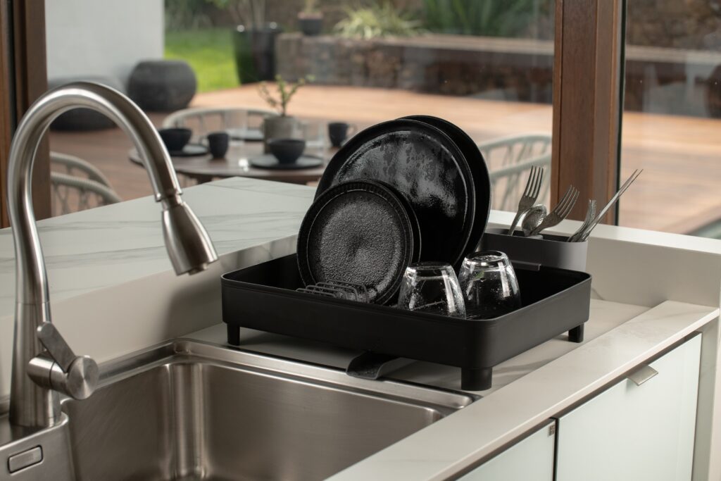 Ou expande portfólio com novos organizadores para pia e lavanderia