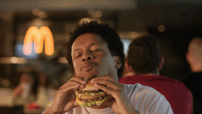 Clássicos do Méqui evoluem no preparo e ganham campanha que celebra memória afetiva e sabor