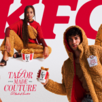 KFC “empana” itens e roupas do público em promoção de Balde