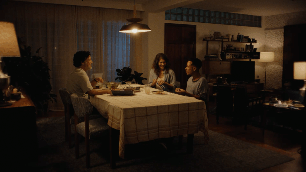 “Abriu um Lacta, já é Páscoa” - marca aposta na conexão real em nova campanha