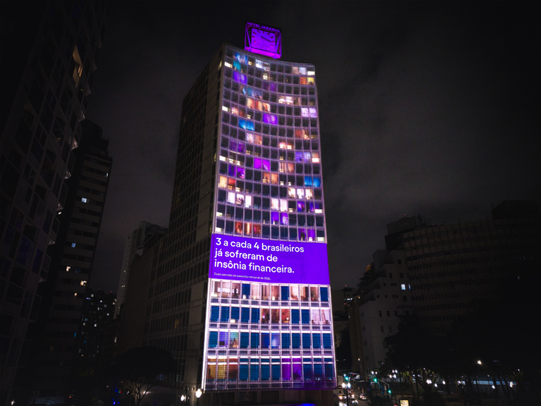 Nubank transforma a fachada do Hotel Jaraguá, em São Paulo, em projeção mapeada que retrata a “insônia financeira” dos brasileiros.