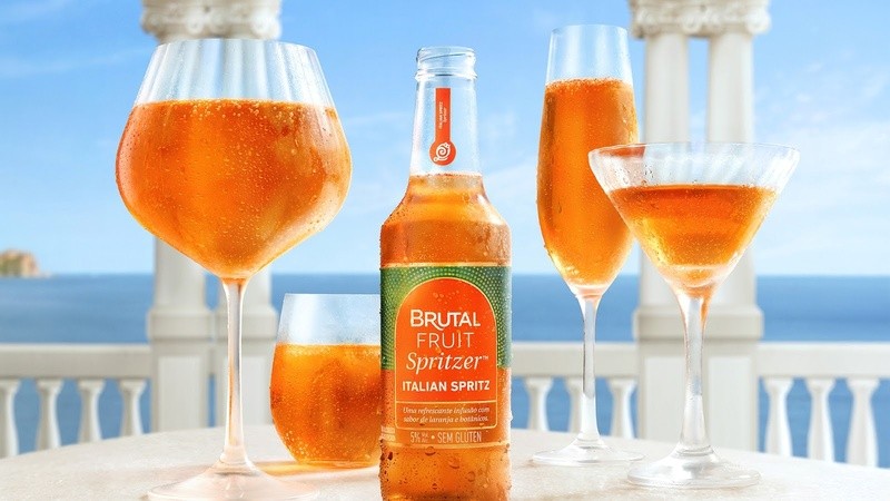 Brutal Fruit lança Italian Spritz no Brasil e aposta no lifestyle do verão europeu para impulsionar conexões femininas.