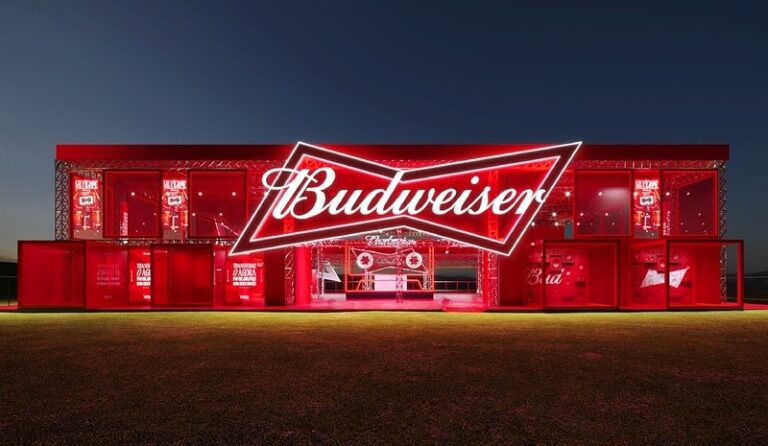 Budweiser leva ao Lollapalooza 2026 a Bud Mixtape Factory, experiência com fita estilo K7 que transforma memórias do festival em lembrança física.