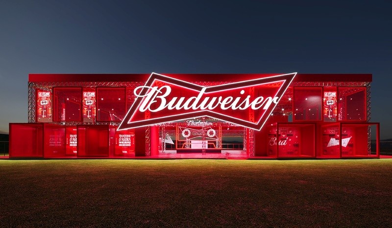 Budweiser leva ao Lollapalooza 2026 a Bud Mixtape Factory, experiência com fita estilo K7 que transforma memórias do festival em lembrança física.