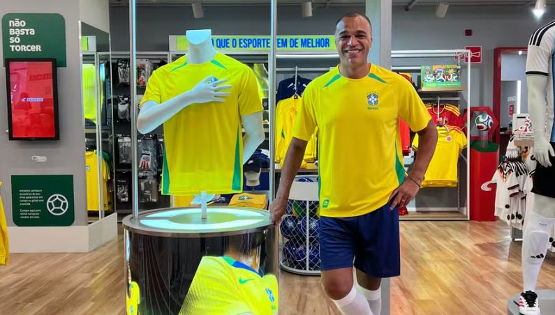 Denílson se torna embaixador da Centauro em campanha focada no futebol