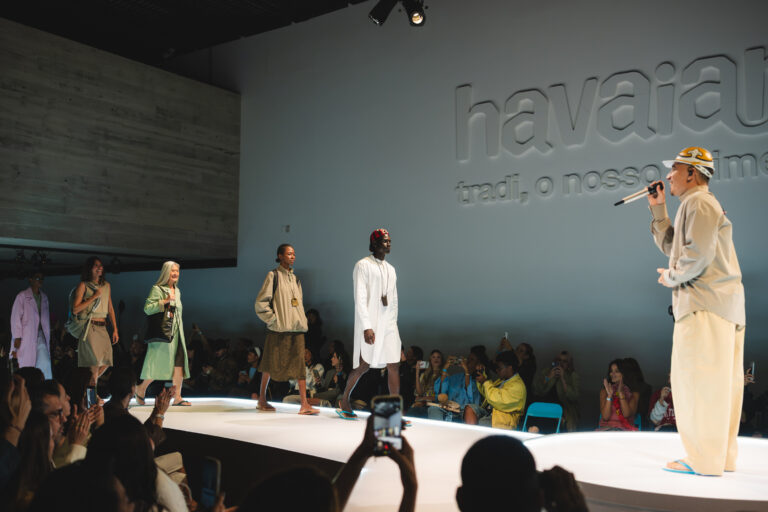 Havaianas revisita sua origem com edição limitada da Tradi e desfile comandado por Pedro Andrade. FOTO - ALE VIRGÍLIO