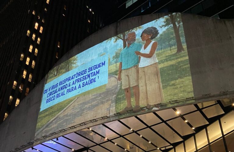Pfizer transforma fachada na Avenida Paulista em alerta sobre riscos da gripe e da Covid-19