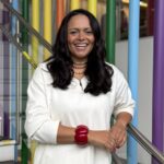 Diretora de Marketing da The Fini Company, Gabriela Guerreiro fala sobre liderança, desafios da carreira e o valor da escuta.