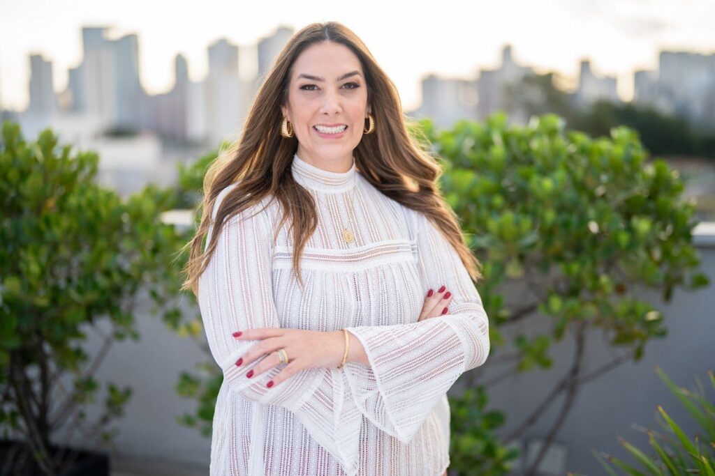 Juliana Pileggi Suplicy, CEO da AKM, fala sobre inovação, liderança e os desafios de ocupar espaços de decisão no mercado.