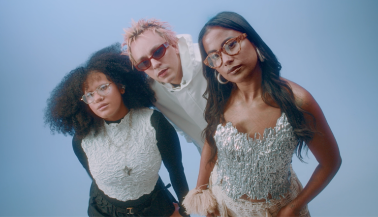 Bebé Salvego, Ottopapi e Kaê Guajajara em campanha da LIVO/ crédito: Felipe Castelani