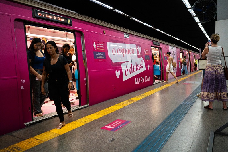 Mary Kay leva mensagem de autoestima e independência feminina ao vagão exclusivo do MetrôRio
