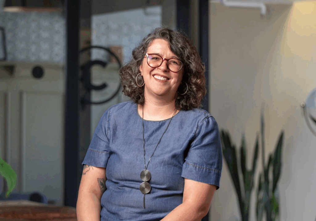 O papel das mulheres no avanço da segurança psicológica nas empresas. Leia artigo de Adriana S Carreira, Superintendente de Compliance na Actionline