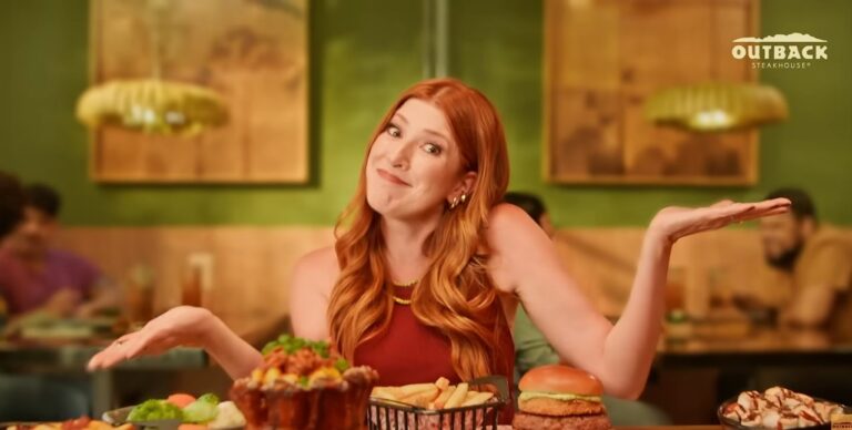 Outback atende fãs e traz de volta cinco clássicos do cardápio em campanha estrelada por Dani Calabresa