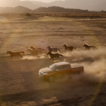 Ram Dakota volta ao Brasil com campanha da Leo que resgata o legado do modelo e conecta memória afetiva à nova fase da picape.