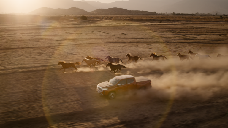 Ram Dakota volta ao Brasil com campanha da Leo que resgata o legado do modelo e conecta memória afetiva à nova fase da picape.