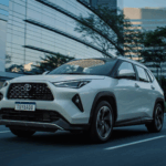 Toyota lança o Yaris Cross, primeiro SUV compacto híbrido flex do mercado, com campanha que aposta no conceito de híbrido real.