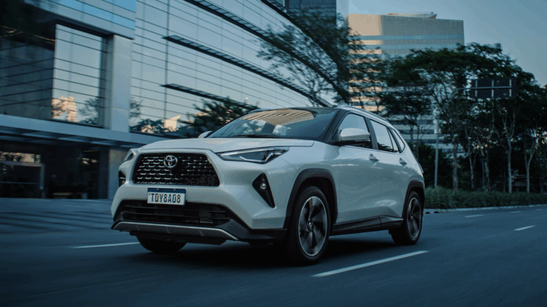 Toyota lança o Yaris Cross, primeiro SUV compacto híbrido flex do mercado, com campanha que aposta no conceito de híbrido real.