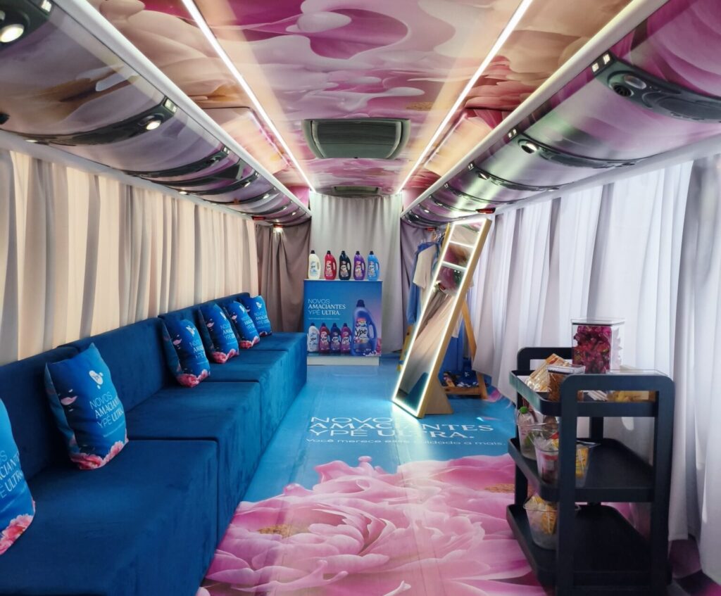 Ypê leva experiência sensorial itinerante ao Nordeste com ônibus imersivo para lançar amaciante Ultra em ação com influenciadores.
