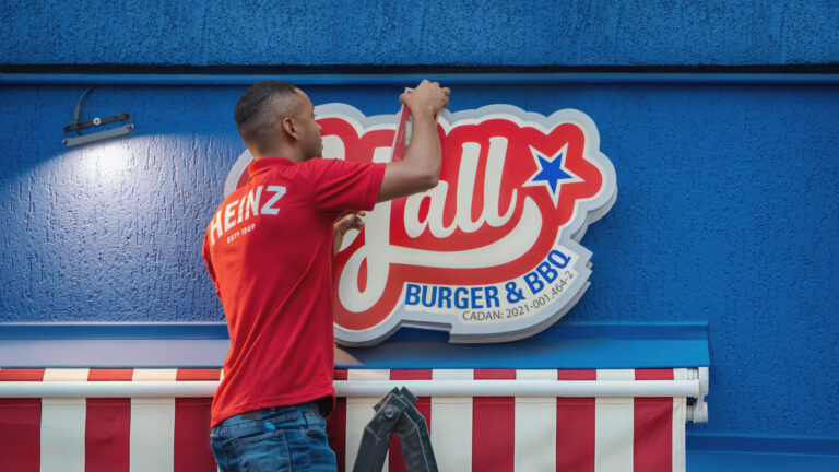 Heinz transforma detalhe de fachada em `selo de qualidade` para restaurantes
