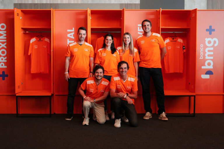 Da esquerda para direita: (em pé) Bruno Capelin (Diretor de Digital, Growth e Clientes do Bmg), Paula Coelho (Head de Marketing do Bmg), Beatriz Altenfelder (Coordenadora de Marketing do Bmg) e Marcelo Germano (Head de Estratégia da Milà), (agachados) Sleyman Khodor (CCO da Milà) e Léo Balbi (CEO da Milà)