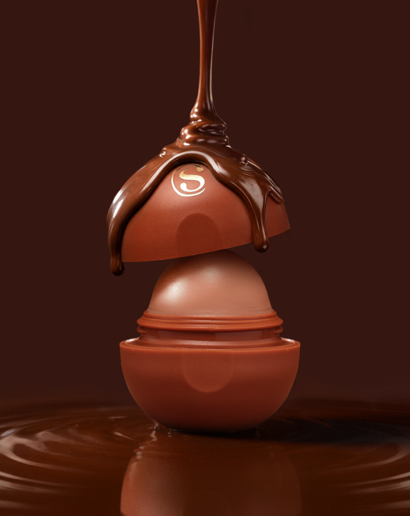 Beta e Cacau Show lançam hidratante labial sabor chocolate e apostam em collab sensorial para inovar no autocuidado e presentear.