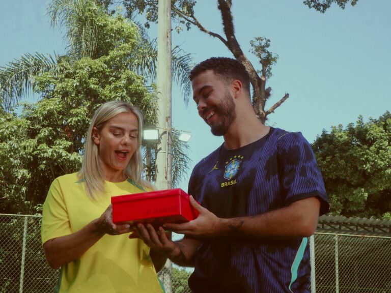 Milene Domingues e seu filho Ronald estrelam campanha da Centauro que celebra o protagonismo das mães no esporte e na rotina diária.