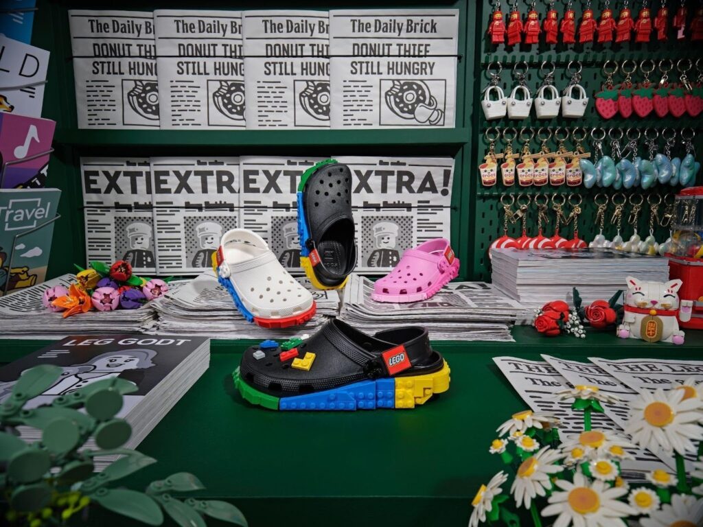 Crocs e LEGO apresentam clog inspirado no universo dos blocos