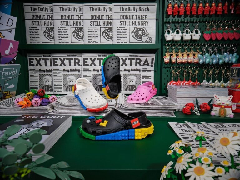 Crocs e LEGO apresentam clog inspirado no universo dos blocos