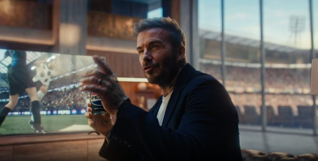 Pepsi reúne Vini Jr., Beckham e Salah em campanha global que celebra rituais dos fãs e a cultura do futebol além do jogo.