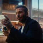 Pepsi reúne Vini Jr., Beckham e Salah em campanha global que celebra rituais dos fãs e a cultura do futebol além do jogo.