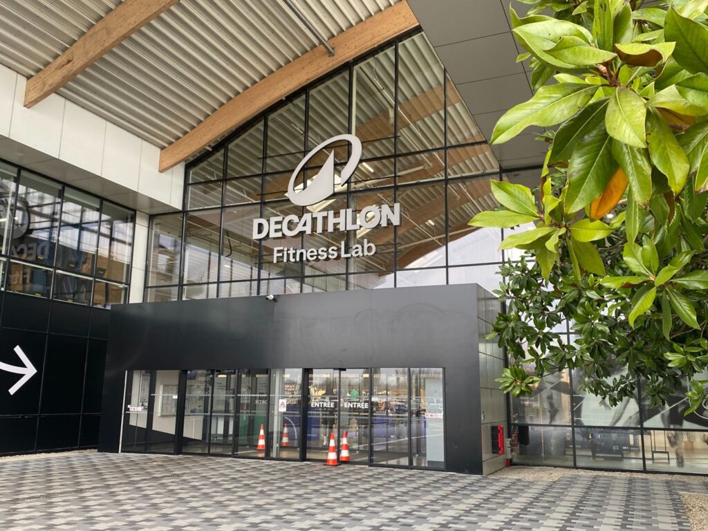 Decathlon marca 25 anos no Brasil com campanha focada em inovação e rotina do consumidor