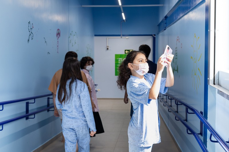 JOVI e Hospital Pequeno Príncipe transformam vivências hospitalares em exposição fotográfica