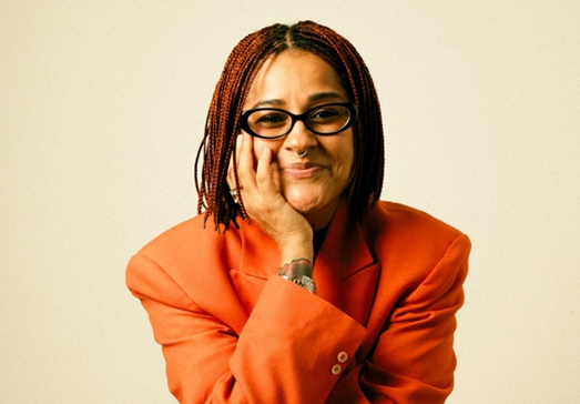 MyMama anuncia a diretora de cena, Juh Almeida, no casting.