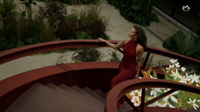 Natura estreia campanha de Essencial Safran e celebra a essência dos encontros