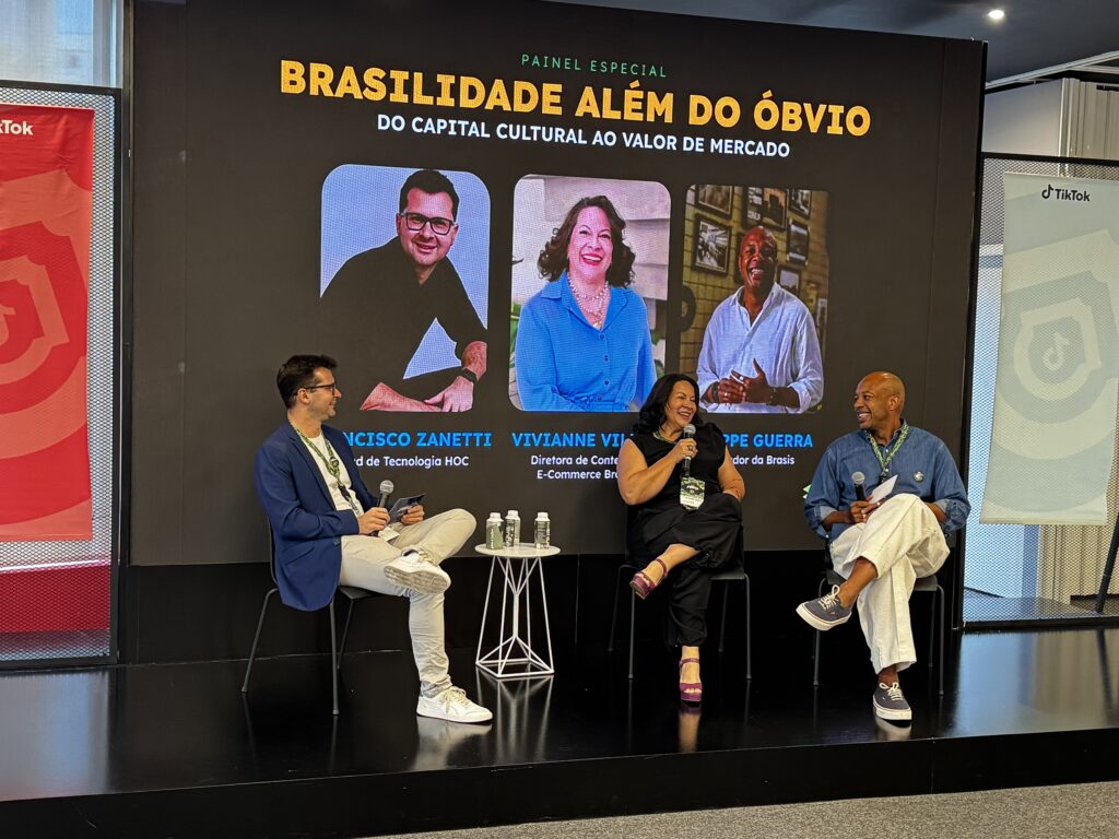o evento contou com o painel “Brasilidade além do óbvio – do capital cultural ao valor de mercado”, com a presença de Francisco Zanetti (HOC), Viviane Vilela (E-Commerce Brasil) e Felipe Guerra (Brasis).