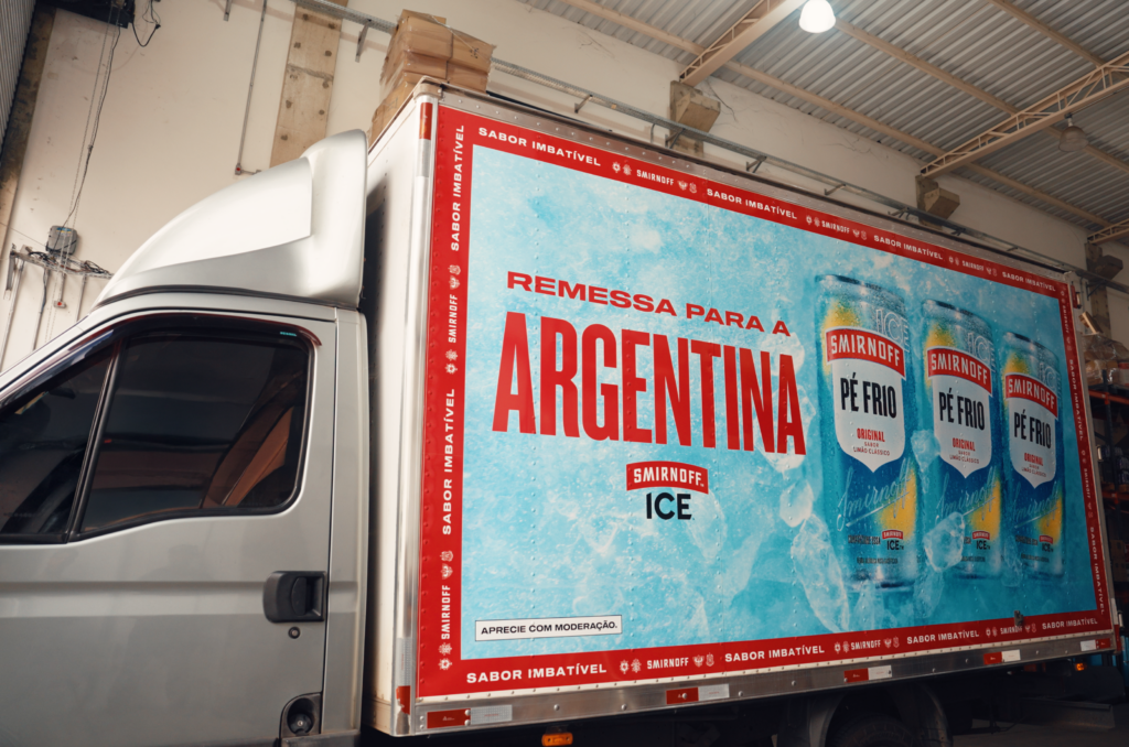 Smirnoff ICE entra em campo contra o azar e despacha as latas Pé Frio para a Argentina