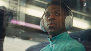 Campanha da Vivo reúne Vini Jr., Taís Araújo e outros nomes para traduzir a paixão do torcedor na campanha Brasileiro Roxo