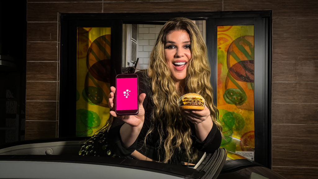 Burger King e Serasa fazem ação de madrugada com sanduíche grátis e campanha com Wanessa Wolf