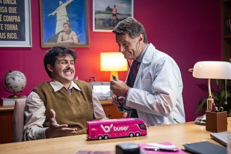 Buser apresenta campanha que relaciona excesso de trabalho e falta de lazer, usando humor para destacar a importância das viagens.