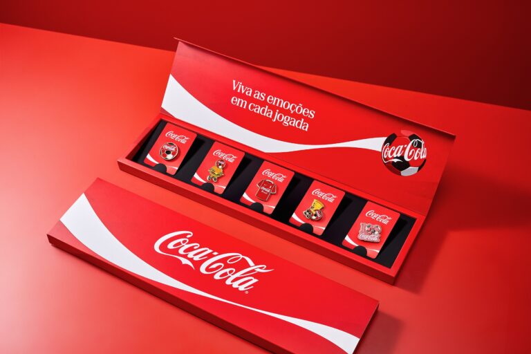 Coca-Cola FEMSA distribui 230 mil pins colecionáveis