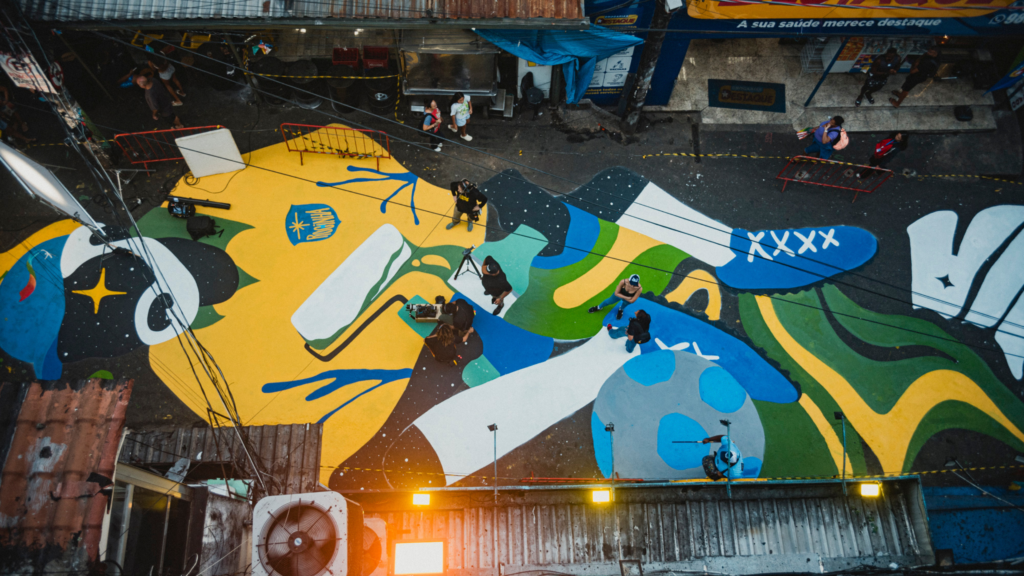 Coral resgata tradição das pinturas de rua e transforma a principal via da Rocinha, no Rio de Janeiro