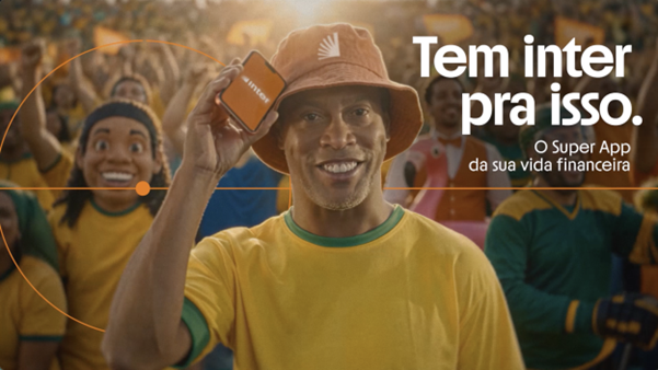Inter apresenta campanha com Ronaldinho Gaúcho para destacar conta global integrada e experiências financeiras no exterior.