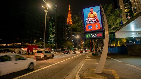 JCDecaux ativa relógios urbanos com contagem regressiva, placares ao vivo e conteúdo esportivo rumo à Copa de 2026.