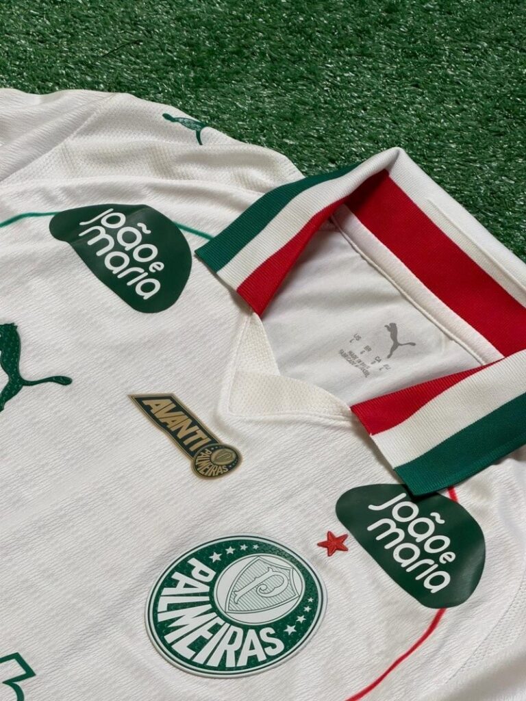 João e Maria ganha destaque na camisa do Palmeiras em ação especial durante empate contra o Remo em Belém.