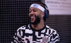 KLM celebra 80 anos no Brasil com ação estrelada por Memphis Depay