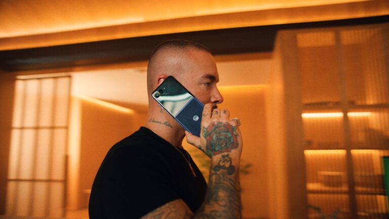 Motorola une futebol, música e cultura com J Balvin em campanha global inspirada na paixão dos torcedores.