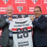 Os presidentes da Seguros Unimed, Helton Freitas e do São Paulo Futebol Clube, Harry Massis Jr., apresentam a nova camisa da equipe Crédito:Gleyson Galdino / São Paulo FC